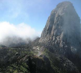 Bizarrer Felsen im Nebel