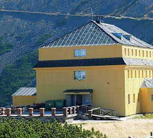 Schronisko Dom Śląski u podnóża szczytu