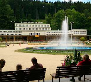 Luhačovice - fontána a Společenský dům