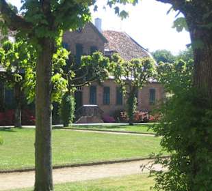 Der Innenhof des Schlosses mit Nebengebäude.