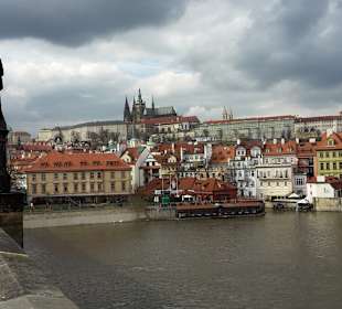 Karlsbrücke mit Blick auf den Hratschin