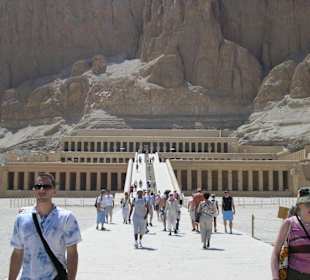 Der Hatschepsut Tempel mit Treppe