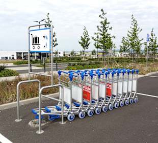 Gepäck-Trolleys auf dem Parkplatz