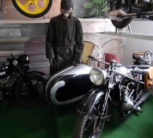 Alte Motorräder und Fahrräder