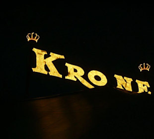 Krone bei Nacht