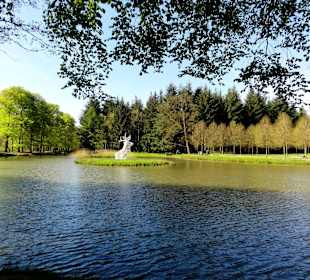 Garten- und Teichlandschaft in der Peripherie