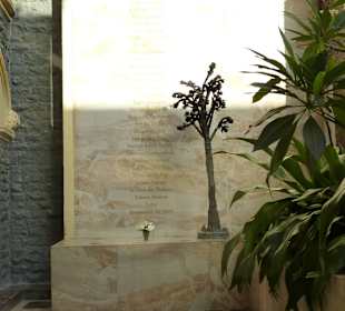 Gedenktafel für die Toten der Anschläge