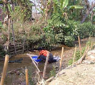 Hausarbeiten am Bach