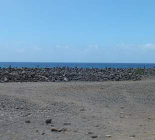Lavasteinfeld neben Strand