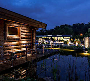 Die beleuchtete Teichsauna im Solbad Vonderort.