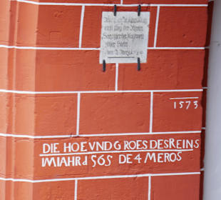 Hier zeigen Striche wie hoch früher das Hochwasser