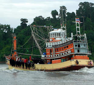Thai-Fischerboot auf dem Weg zu  Similan Islands