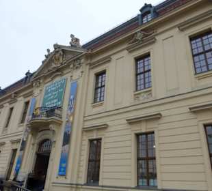 Eingang durch Altbau ins Jüdische Museum Berlin