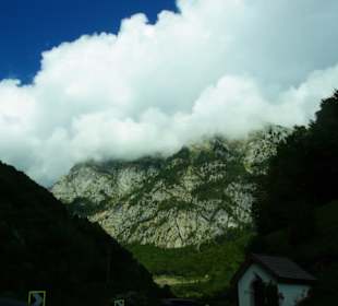 Berge in Wolken eingehüllt