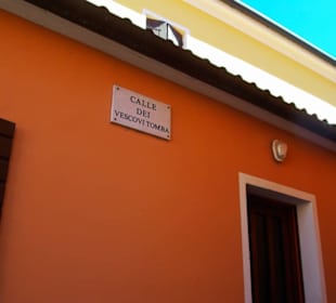Straßennamen an den Hauswände