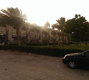 Gegenüber dem Sunrise - Ladenzeile