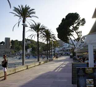 Toller Strand mit Restaurants nach rechts