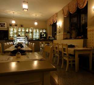Blick in den abendlichen Gastraum der Schlossküche