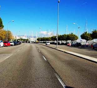 Hauptstrasse überqueren zum Hafen