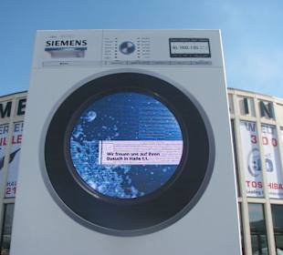 Riesenwaschmaschine vor dem Eingang Süd