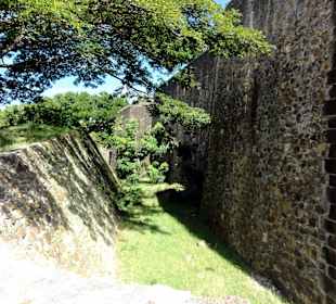 Mauern und Gräben des Forts