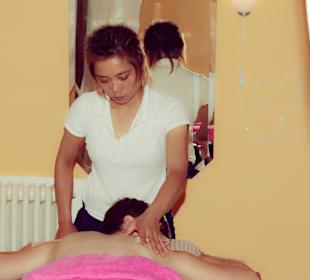 Rückenmassage mit Aromaöl