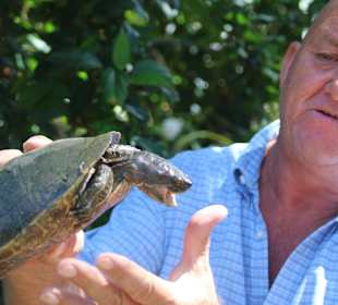 Guide Robert mit einer Schildkröte