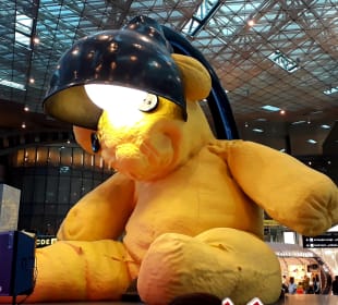 Eingang hinterm Teddy links