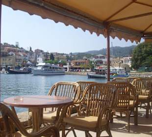 blick von einem café auf den hafen