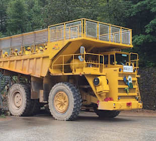 Fährt durchs Bergwerk