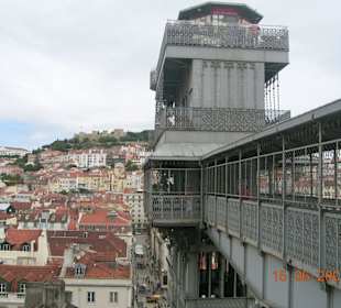 Blick auf den Elevador de Santa Justa in Lissabon