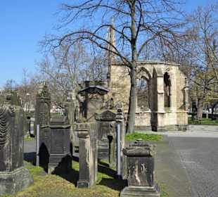 Historische Grabmäler vor der Nikolaikapelle