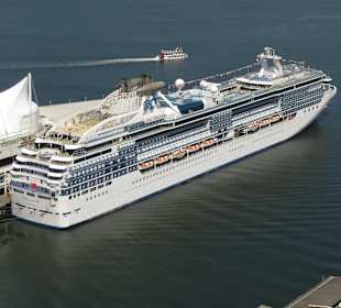 Kreuzfahrschiff im Hafen Vancouver