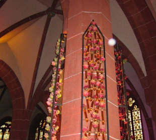 Die Markuskirche mit Rosen geschmückt
