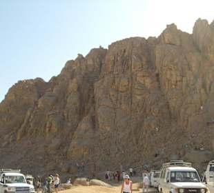 Die wuchtigen Felsen der Wüstenlandschaft