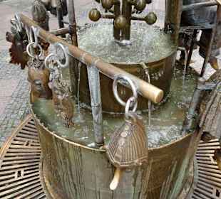 Ansichten vom Puppenbrunnen in Aachen
