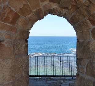 Blick von der Stadtmauer auf das Mittelmeer