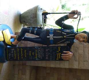 Taucher vor Tauchschule