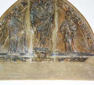 Am Altar herum