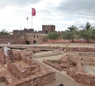 Bei der Besichtigung des Castelo dos Mouros