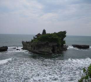 Der Tempel Tanah Lot auf der Felsspitze im Meer.