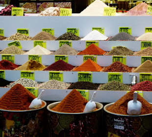 Feine Gewürze zur Auswahl dekoriert