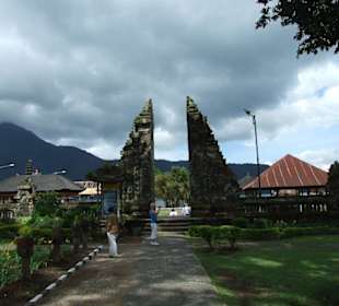 Tempel am Bratan See 
