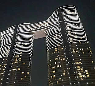 SkyView Tower bei Nacht