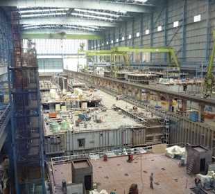 Kleines Baudock mit Forschungsschiff Sonne