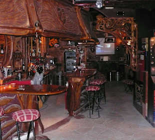 Inside Cheers, aufwändigste Handarbeit in Holz