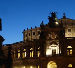 Denkmal König Johann mit Semperoper (Theaterplatz)