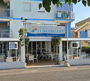 Das Lungomare direkt am Strand