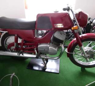 Alte Motorräder und Fahrräder