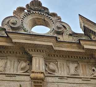 Rittersymbole im Sandstein